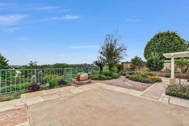 4459 Dorchester Pl, Carlsbad CA: https://media.crmls.org/mediaz/744108c2-a5ae-4cca-9e05-3aedf773e612.jpg