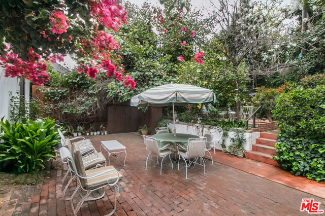 13384 Contour Drive, Sherman Oaks CA: https://media.crmls.org/mediaz/7441ae43-e13c-4988-89a1-9faba44823d6.jpg