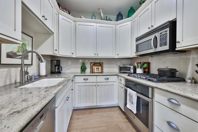 Detail Gallery Image 13 of 21 For 810 D Ave, Coronado,  CA 92118 - 2 Beds | 2 Baths