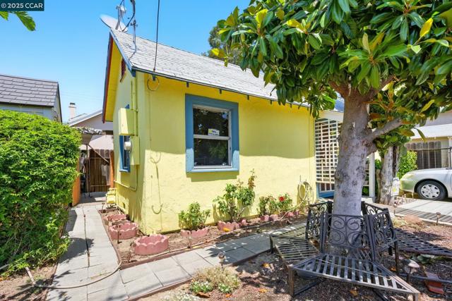 521 C St, Martinez CA: https://media.crmls.org/mediaz/744241d4-5340-4607-b1af-e374674077aa.jpg