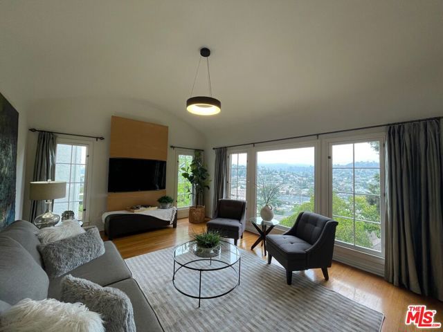 263 Lamont Drive, Los Angeles CA: https://media.crmls.org/mediaz/74427bfb-a1c8-4a63-8721-4d027649f0bb.jpg