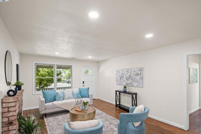 2948 Glenside Dr, Concord CA: https://media.crmls.org/mediaz/7442a2d3-430a-4846-89ff-96f907cef753.jpg