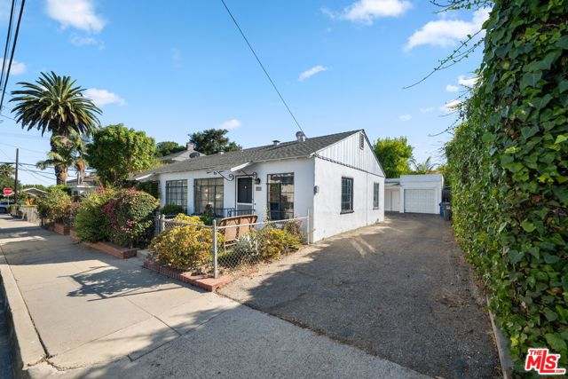 333 E Anapamu Street, Santa Barbara CA: https://media.crmls.org/mediaz/7442f9cb-72fd-4035-bcc2-078a90cb68ef.jpg