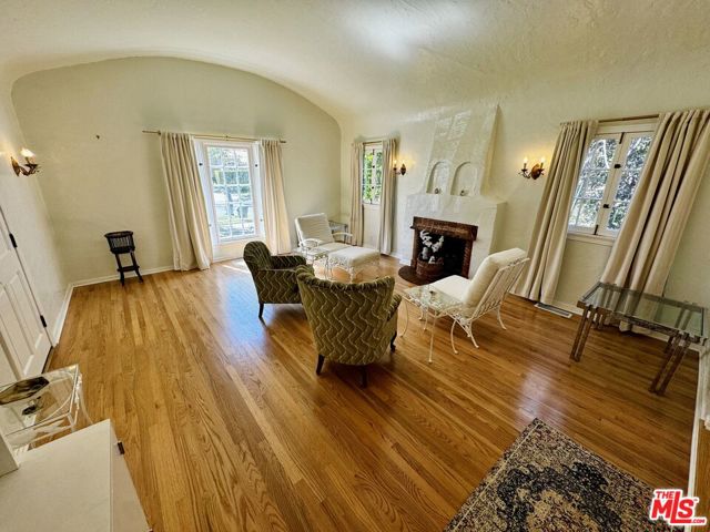 2128 Veteran Avenue, Los Angeles CA: https://media.crmls.org/mediaz/74431496-c690-490a-b378-f538b179d7dc.jpg