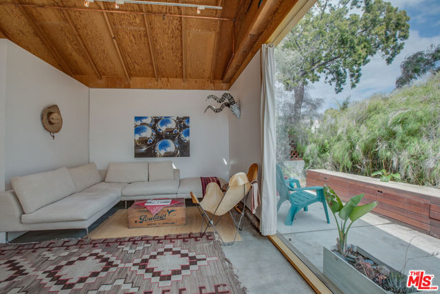 745 Navy Street, Santa Monica CA: https://media.crmls.org/mediaz/74432977-9dfa-4b92-8319-b60cb7ed4ddb.jpg