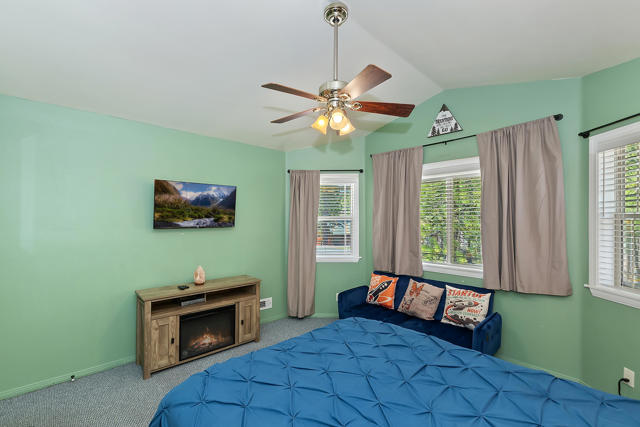 387 Wren Drive, Big Bear CA: https://media.crmls.org/mediaz/7443cc0f-1174-4982-b049-be5aaf55f3d3.jpg