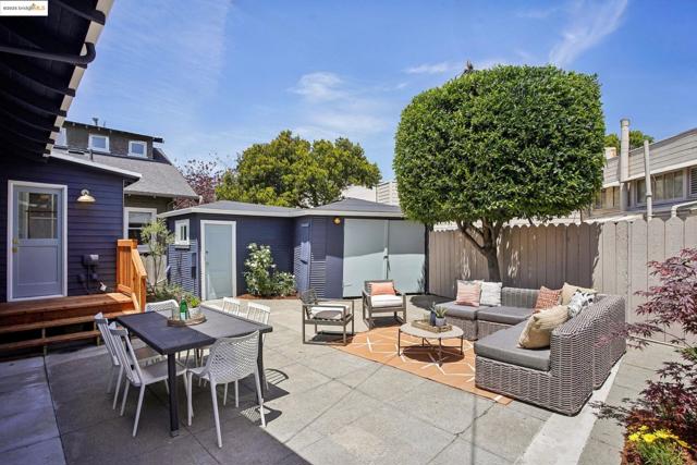 320 Forest St, Oakland CA: https://media.crmls.org/mediaz/74443188-006b-4683-a902-404e16ff06aa.jpg