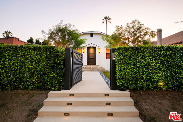 5319 West Boulevard, Los Angeles CA: https://media.crmls.org/mediaz/7444cc40-d37e-4c16-993a-0d111ea2bb81.jpg