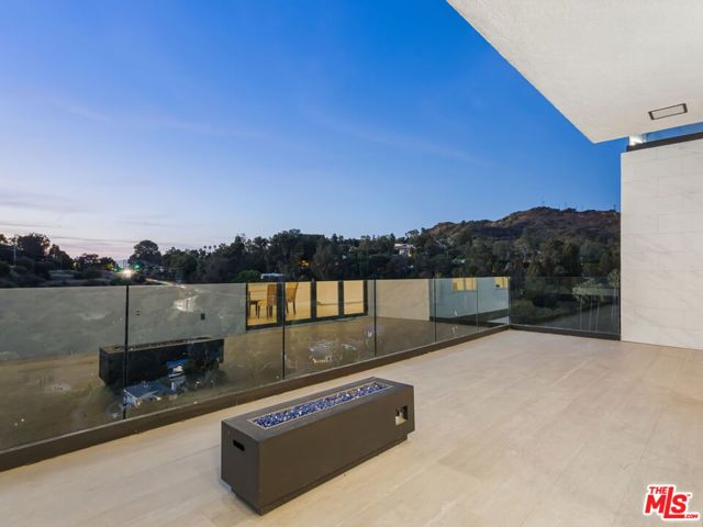 8041 Bulwer Drive, Los Angeles CA: https://media.crmls.org/mediaz/744501df-8684-4760-920d-19ecbac2154d.jpg