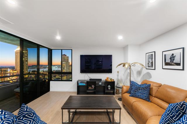 700 Front St, San Diego CA: https://media.crmls.org/mediaz/744532b7-bc4f-4fcf-af5e-d2bc8c865c79.jpg