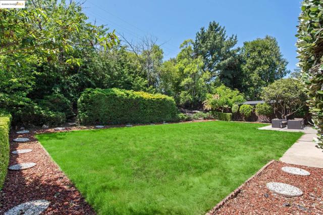 13185 Clairepointe Way, Oakland CA: https://media.crmls.org/mediaz/74455655-a320-4826-a78f-d57261ea5112.jpg