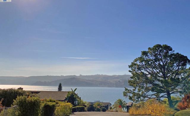 627 Military E St, Benicia CA: https://media.crmls.org/mediaz/744573da-4512-47ee-a31c-04c98e946e59.jpg