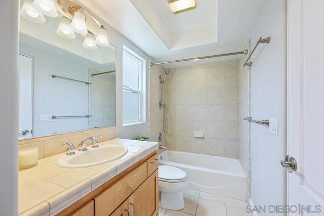 1427 Hornblend, San Diego CA: https://media.crmls.org/mediaz/74467e01-09cd-4cfe-ab81-ced149497bed.jpg