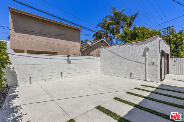 8607 Clifton Way, Beverly Hills CA: https://media.crmls.org/mediaz/7446de6a-16ce-41e0-8612-89063ce5562d.jpg
