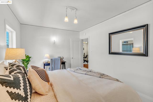 3671 38th Ave, Oakland CA: https://media.crmls.org/mediaz/744700a9-cbdf-4e00-82a8-8104fef566c8.jpg