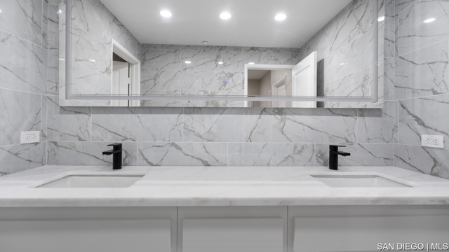 8301 Rio San Diego DR, San Diego CA: https://media.crmls.org/mediaz/74480ffc-4aac-46e4-9a8d-e7cbaa6c3e24.jpg