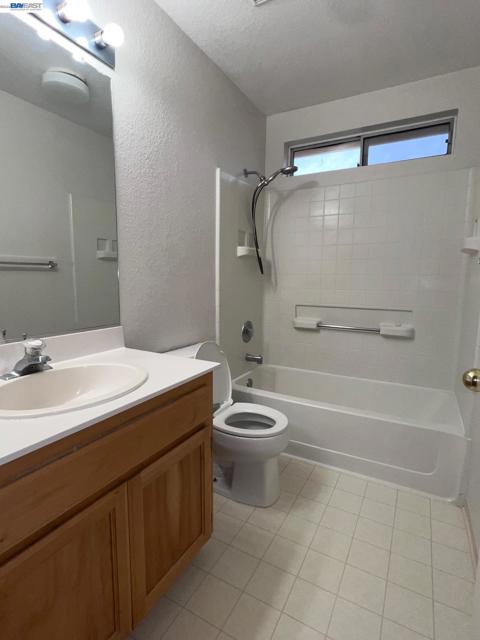 1420 Teakwood Way, Tracy CA: https://media.crmls.org/mediaz/74488667-a43c-4a8d-97ff-8b79d782b57d.jpg