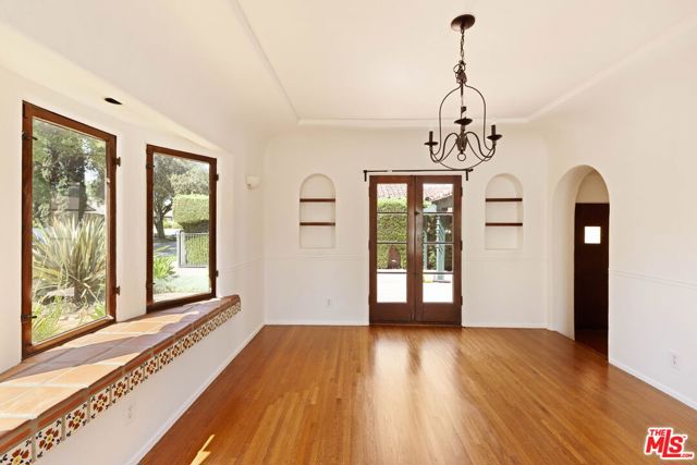 112 N Valley Street, Burbank CA: https://media.crmls.org/mediaz/7448aa21-c4da-4a66-91a3-eed74934c9bf.jpg