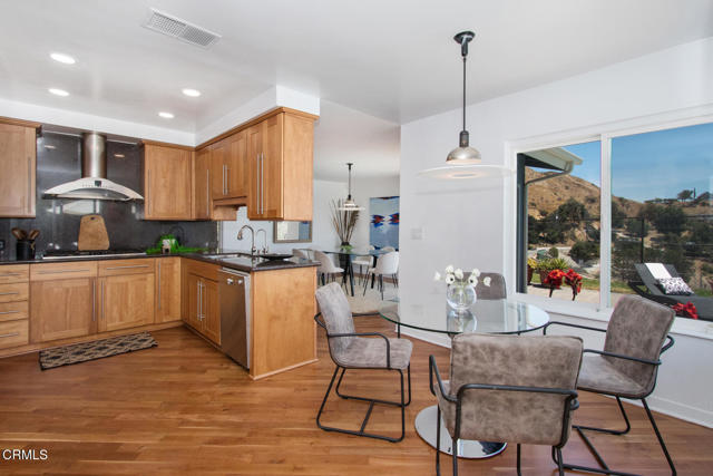 3345 Rubio Crest Drive, Altadena CA: https://media.crmls.org/mediaz/7448be45-08ea-43e9-bbe2-095924781e03.jpg