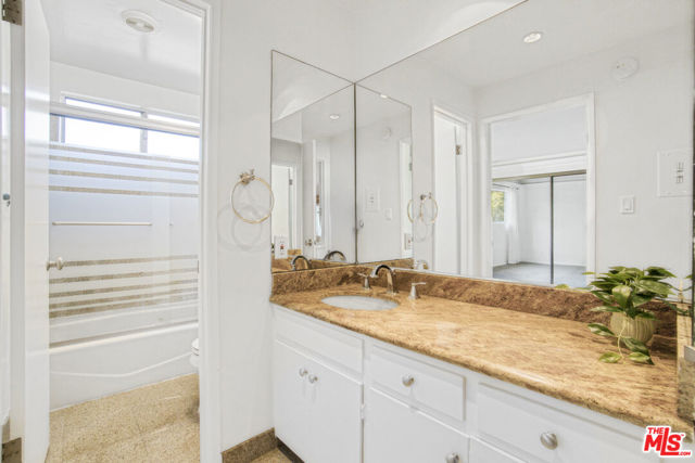 1323 S Carmelina Avenue, Los Angeles CA: https://media.crmls.org/mediaz/7448f85c-9543-463e-aa8f-f32c78dacb23.jpg