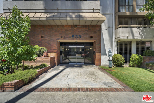 533 S St Andrews Place, Los Angeles CA: https://media.crmls.org/mediaz/74492aec-b96b-40a1-866b-73218ac1a986.jpg