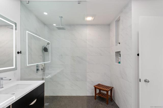 700 Front St, San Diego CA: https://media.crmls.org/mediaz/7449ec50-20db-4542-a8e5-ea998418c9a5.jpg