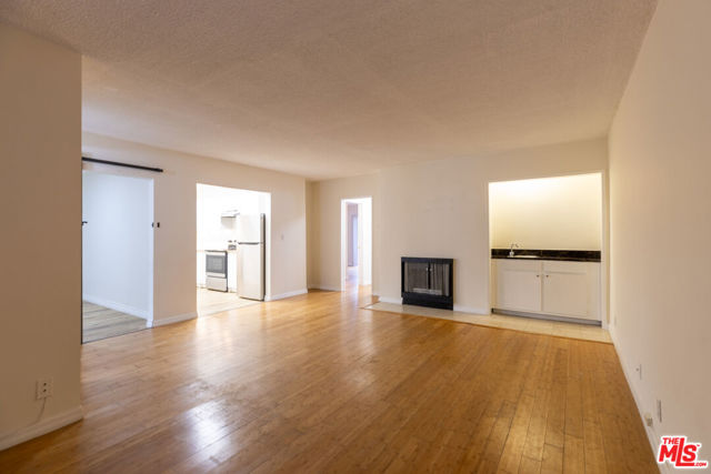 1033 6TH Street, Santa Monica CA: https://media.crmls.org/mediaz/744ab250-b429-4366-9b2f-ed0408c89755.jpg