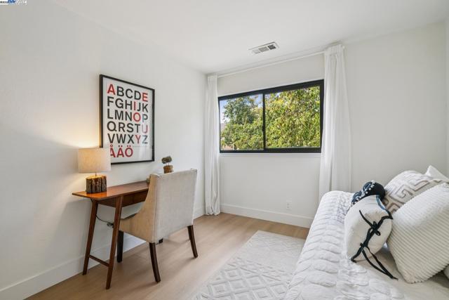 101 Carob Ln, Alameda CA: https://media.crmls.org/mediaz/744bdbd2-7588-4227-a860-163810156a12.jpg