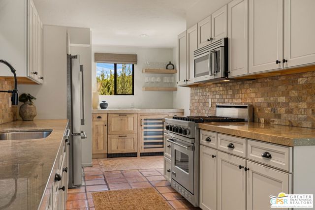 370 W Crestview Drive, Palm Springs, CA 92264