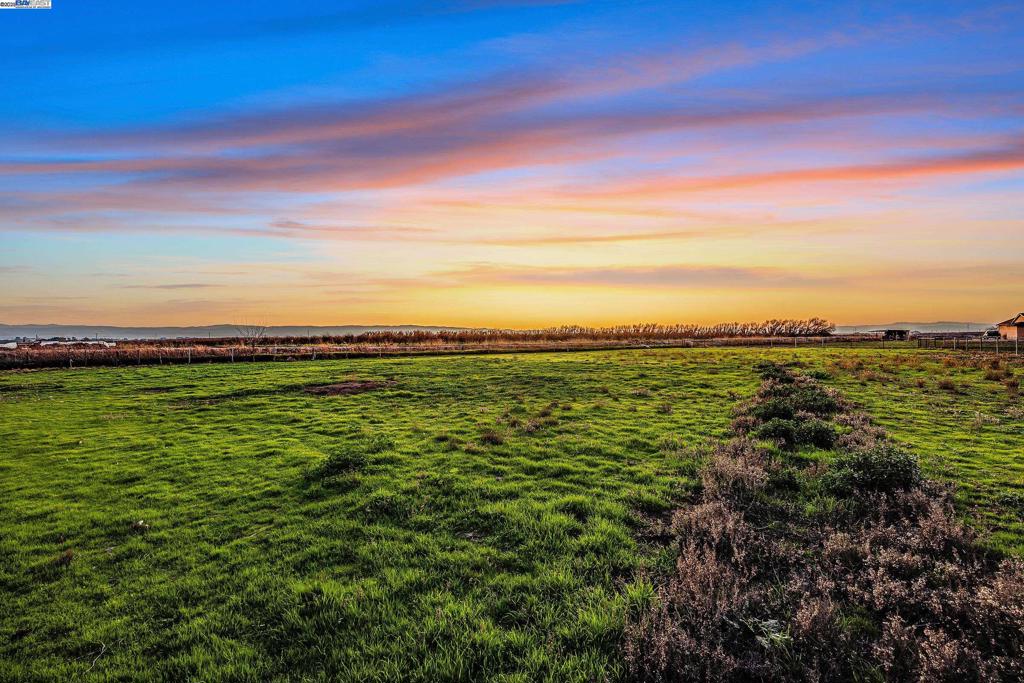 https://media.crmls.org/mediaz/744cc076-d8b6-458f-94d1-3d18281ba4e0.jpg?preset=X-Large