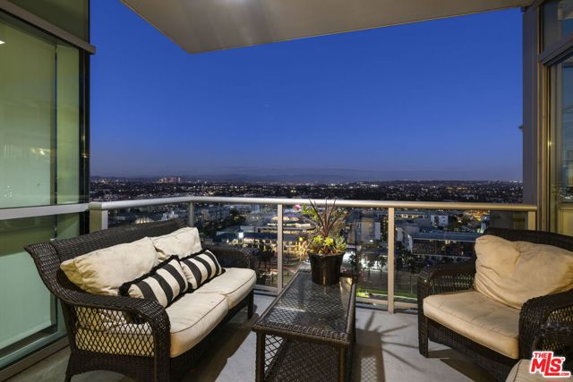 13650 Marina Pointe Drive, Marina del Rey CA: https://media.crmls.org/mediaz/744dc77c-9dd3-41bf-9699-21aa107470d7.jpg