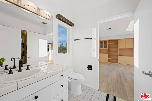 Drew Fenton | 1121 Roberto Lane Los Angeles CA | MLS: 7531913 Drew Fenton | 1121 Roberto Lane Los Angeles CA | MLS: 7531913