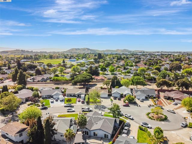 36339 Beech Pl, Newark CA: https://media.crmls.org/mediaz/744e8277-6919-4e3f-b00e-6c1a6b73fb60.jpg