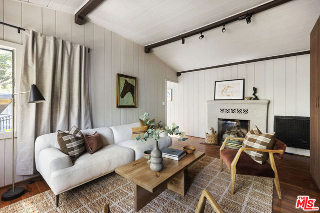 10411 Quito Lane, Los Angeles CA: https://media.crmls.org/mediaz/744ea971-c5cf-4c5f-a423-cacf18600413.jpg
