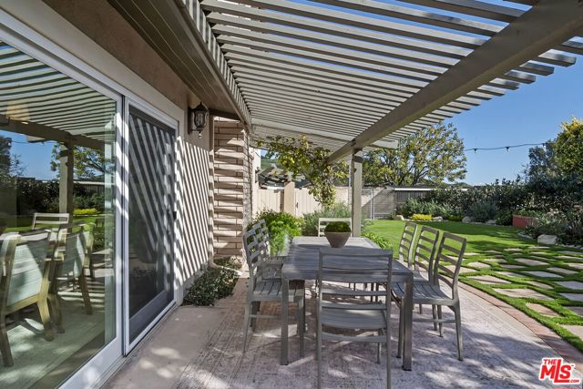 1305 Duende Lane, Pacific Palisades CA: https://media.crmls.org/mediaz/744f31b9-1f7b-4e1e-b8ca-92b5555b9305.jpg