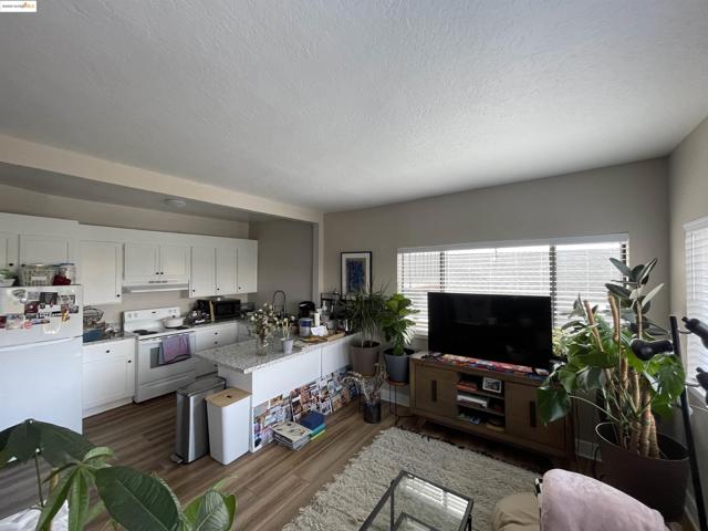 290 Park View Terrace, Oakland CA: https://media.crmls.org/mediaz/7450928f-7cd6-4d29-a289-17027490b779.jpg