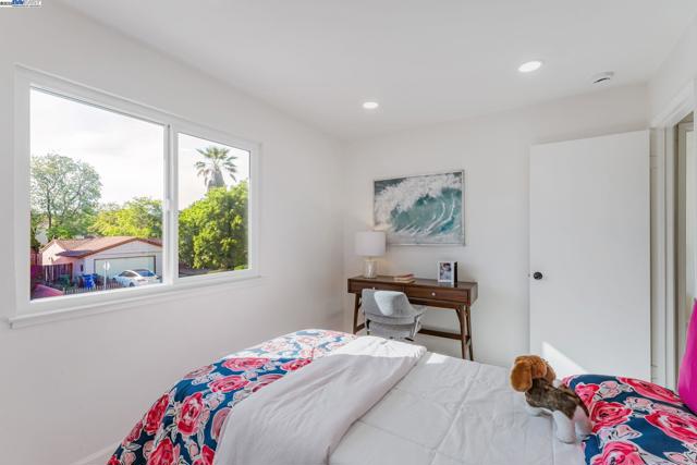3856 Jacana Lake Ct, Fremont CA: https://media.crmls.org/mediaz/7450de1c-1db7-4c30-980e-8fb2e97e3b2f.jpg