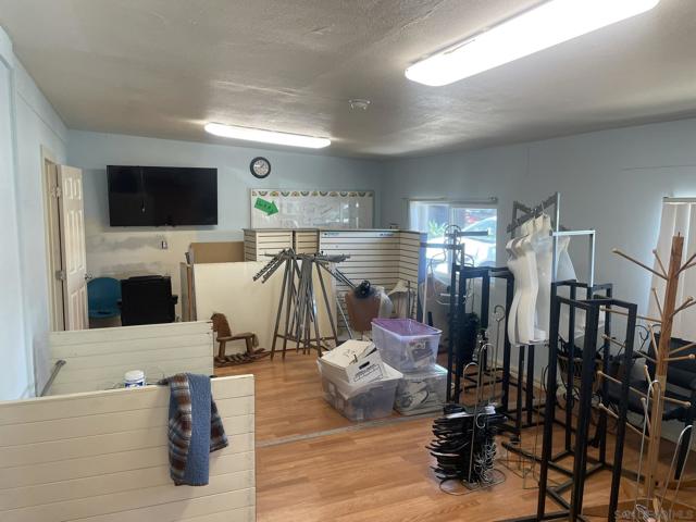 720 W California Ave., Vista CA: https://media.crmls.org/mediaz/74523a07-18ef-4c98-bb33-4815882e4784.jpg