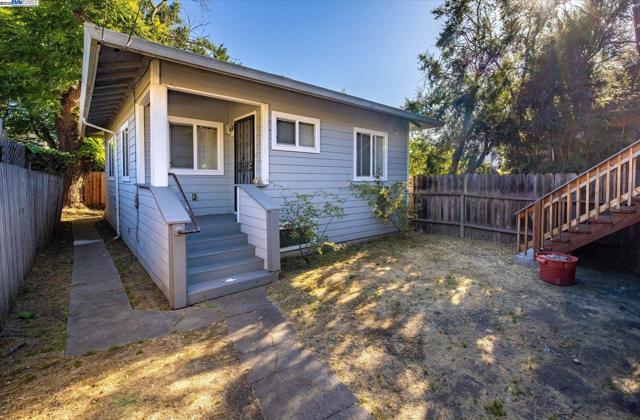 835 Apgar St, Oakland CA: https://media.crmls.org/mediaz/745248d8-5aed-409e-88a4-ab29be10c217.jpg
