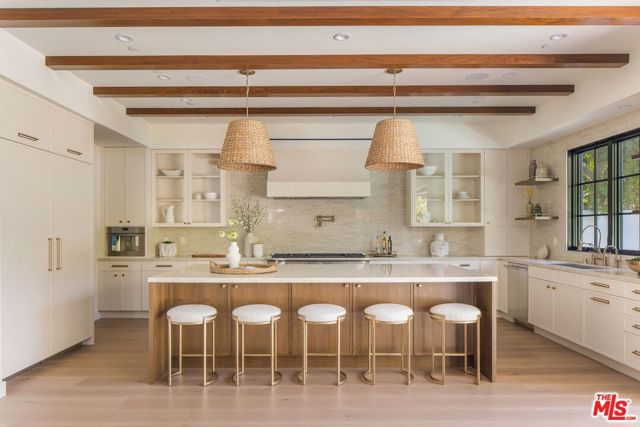 3935 Rhodes Avenue, Studio City CA: https://media.crmls.org/mediaz/74532cc4-3c9f-4450-9cd3-275e33545ddd.jpg