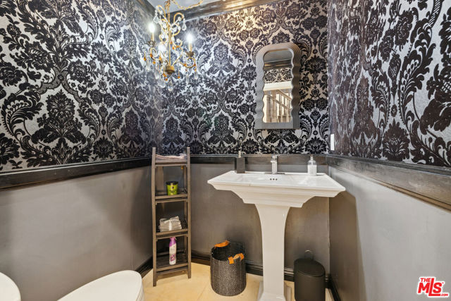 4415 Dulcinea Court, Woodland Hills CA: https://media.crmls.org/mediaz/7453465d-fad1-42e2-9875-e4502ebf49b1.jpg