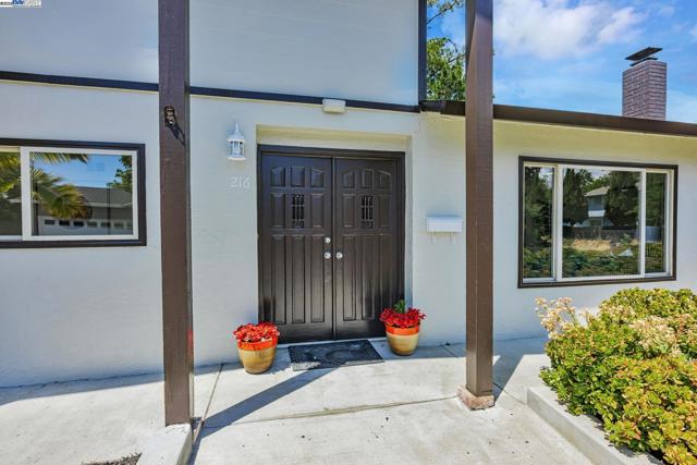 216 Appian Way, Union City CA: https://media.crmls.org/mediaz/74536254-9dd3-467f-b864-0fcbce7f7a96.jpg