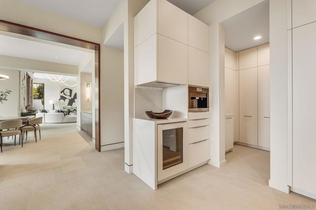 8070 La Jolla Scenic Dr N, La Jolla CA: https://media.crmls.org/mediaz/74536dbf-f615-4ab5-90b3-8209f6da8b10.jpg