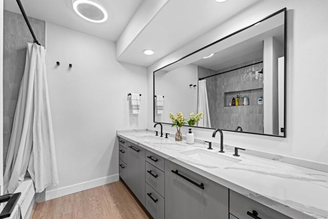 510 Camino De La Reina, San Diego CA: https://media.crmls.org/mediaz/7453bbfb-f7bc-48b7-850b-8ab529facefa.jpg