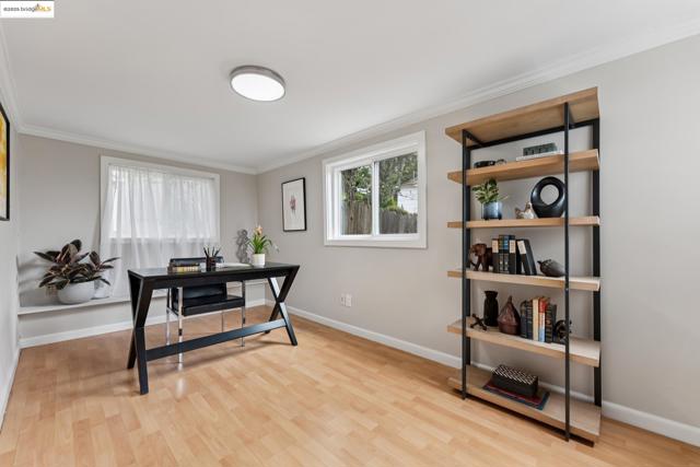 1057 Arlington Blvd, El Cerrito CA: https://media.crmls.org/mediaz/745425b0-aa2f-49d4-95d8-1b58ef7de883.jpg