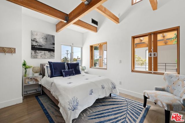2014 Pacific Avenue, Venice CA: https://media.crmls.org/mediaz/74543360-d939-414f-b20d-835e3b17eac8.jpg