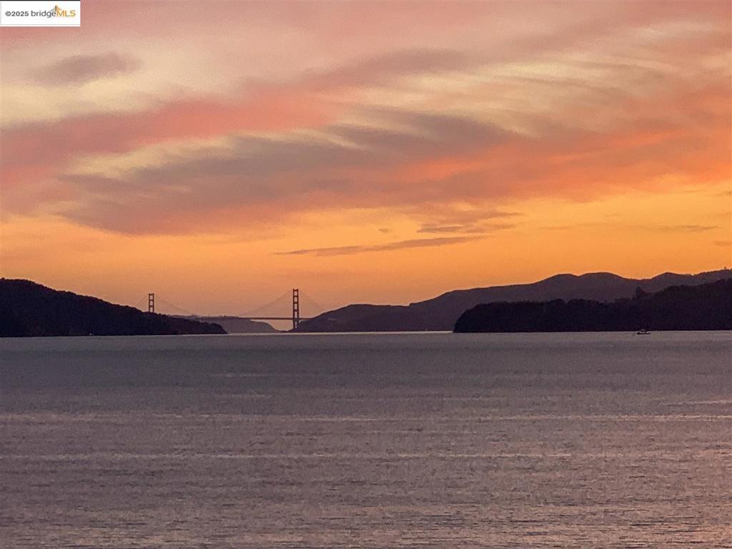 https://media.crmls.org/mediaz/74545944-a99c-4bb8-87e5-5c883e711c01.jpg?preset=X-Large