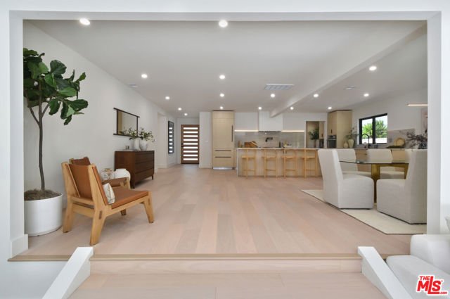 15431 Milbank Street, Encino CA: https://media.crmls.org/mediaz/7454987a-e580-4674-b411-279dc1a87091.jpg