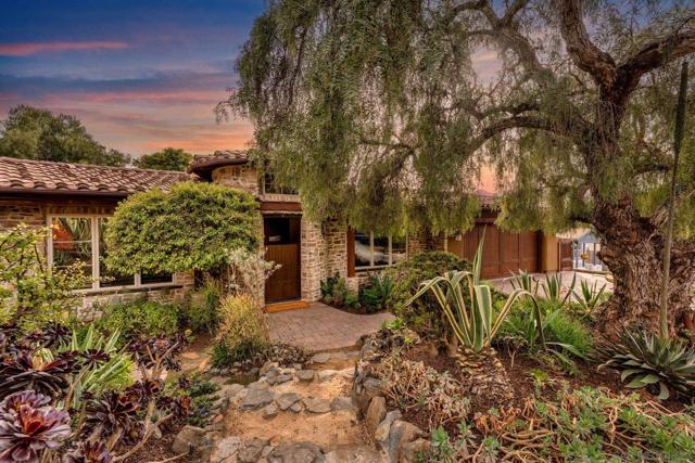 825 Gonzales Street, Solana Beach CA: https://media.crmls.org/mediaz/7454f04c-6719-429f-9c3b-471b6f6bb442.jpg