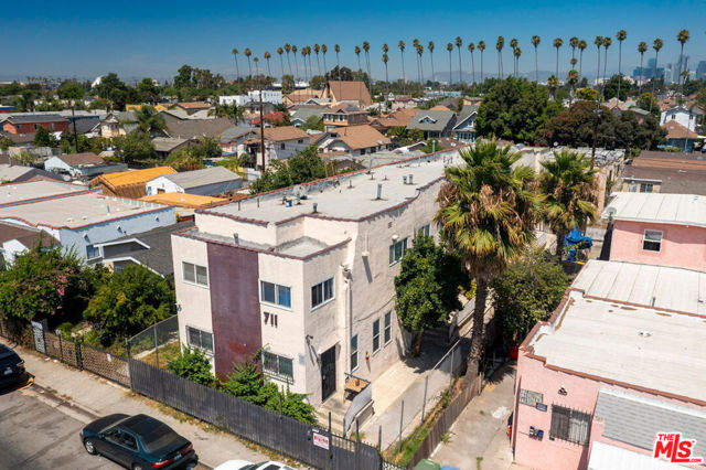 711 E Vernon Avenue, Los Angeles CA: https://media.crmls.org/mediaz/7455bc91-f3be-4535-acc9-3cd1995b2440.jpg
